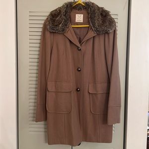 Trench coat with removable fur collar